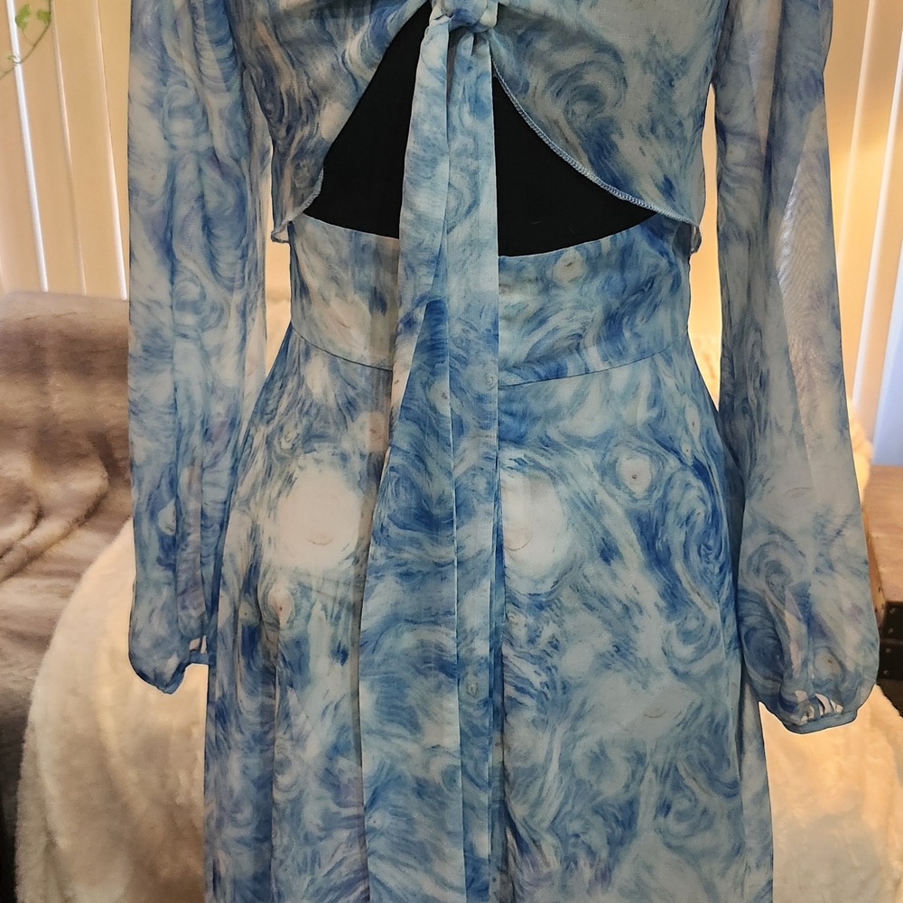 Chic Blue Patterned Backless Dress - image 2